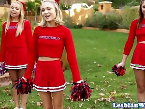 Les cheerleaders fourway divertissement after pratice