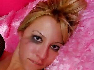 La jolie petite turque Nyl Bahia se fait violamment défoncer l'anus et la chatte
